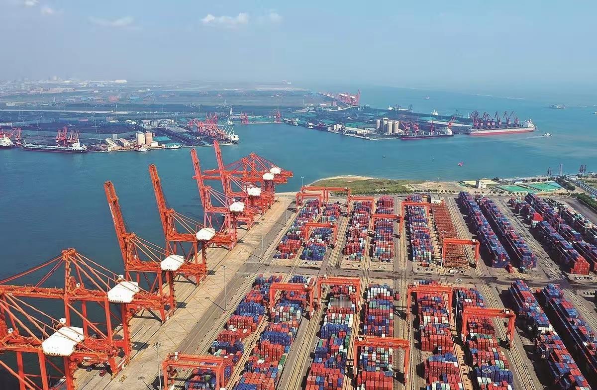 美媒感叹：中国交了全球最好成绩单：2025年中国制造业全面发力，货品出口顺差超1