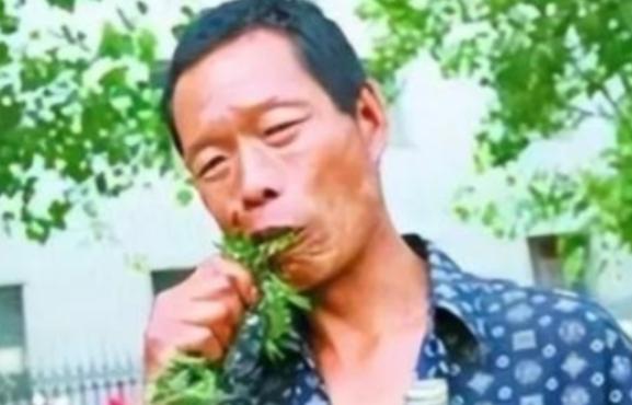他34年吃了40吨草，闻到肉味就想吐，每天就靠吃草充饥，身体非常健康，后来去医院