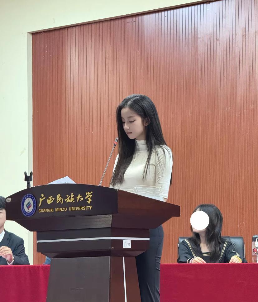 该谈男朋友了，这么大姑娘没有男朋友怎么行。