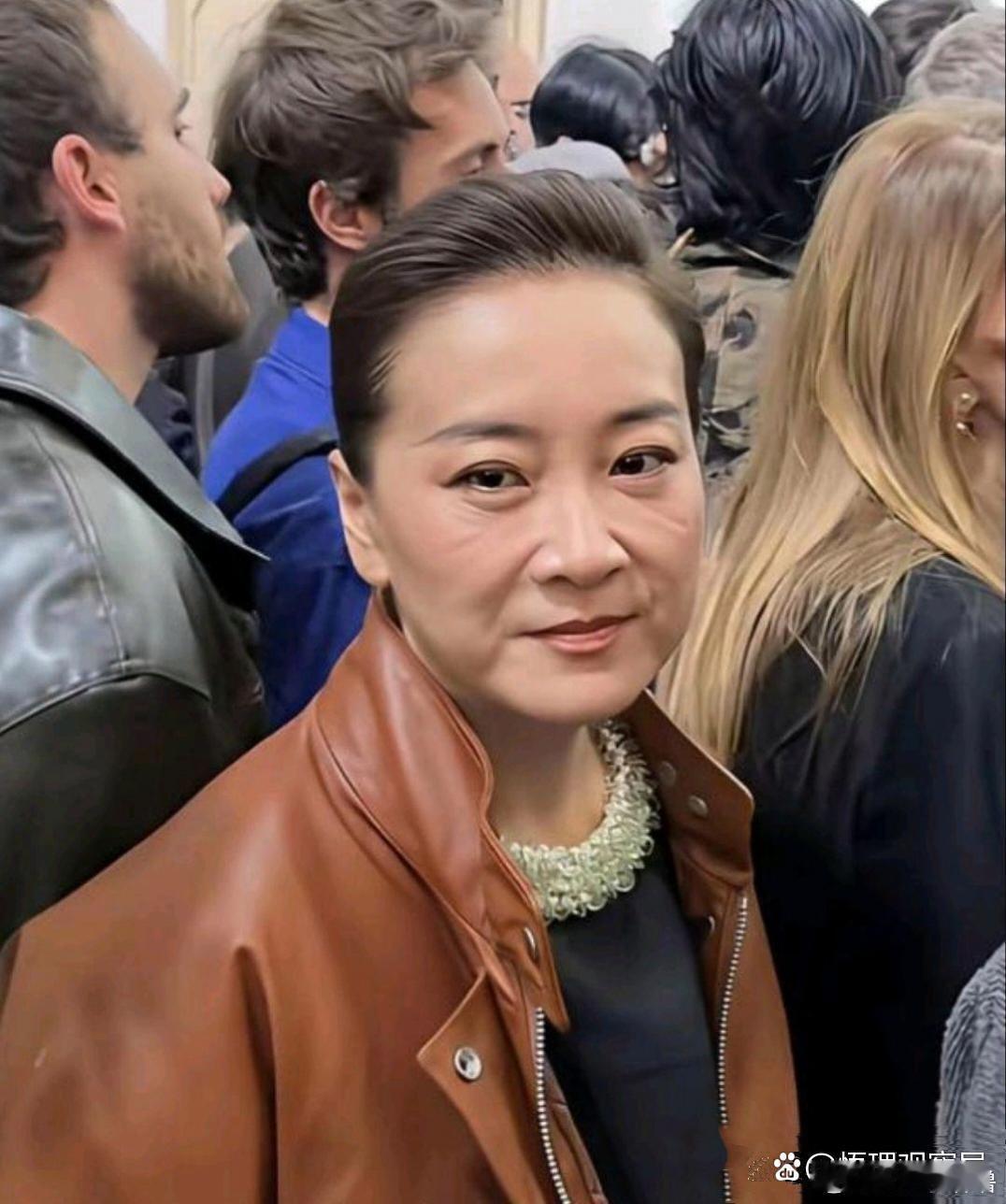 这居然是贾玲！她亮相米兰时装周，整个人的气质和以往完全不一样，简直判若两人！​