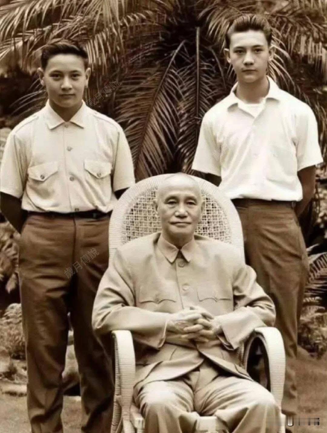 这是晚年的蒋介石和两位孙儿蒋孝武和蒋孝勇的合影，镜头中的蒋介石穿着中山装，端坐在