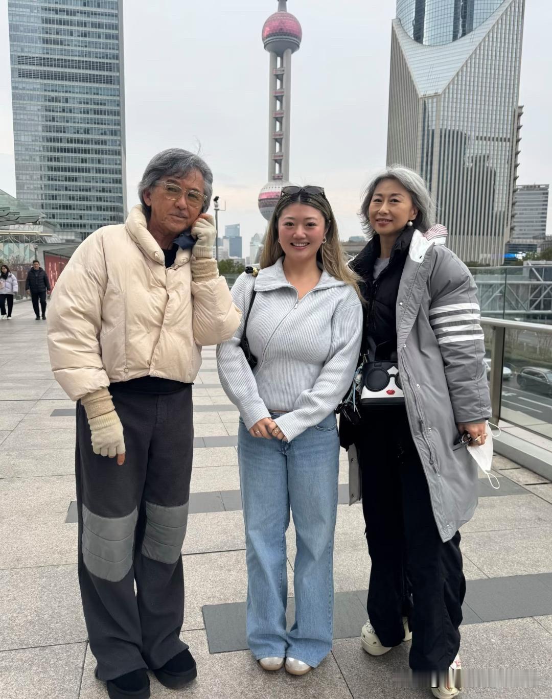 林子祥和老婆叶倩文是比较接地气的一对明星夫妻，他们的打扮比较朴实大方，出门玩一点