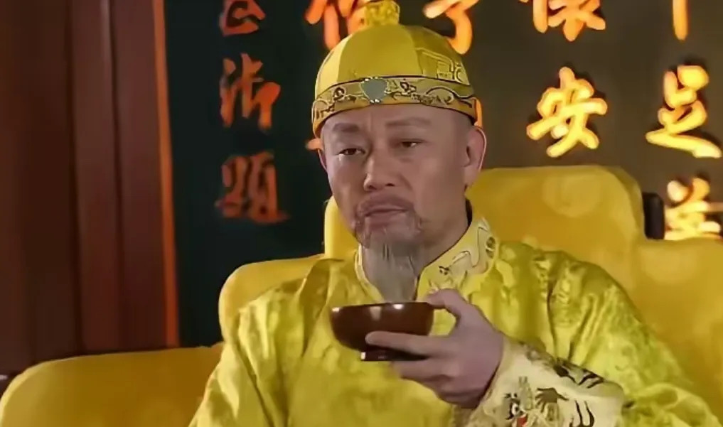 雍正元年，13岁的弘历被传旨去养生殿，没想到雍正却命人递给他一块半生不熟的白肉，