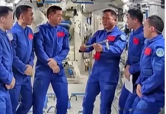 神舟二十号传来好消息！由于在返回舱疑似遭到空间微小碎片撞击因此推迟那么久，因此这