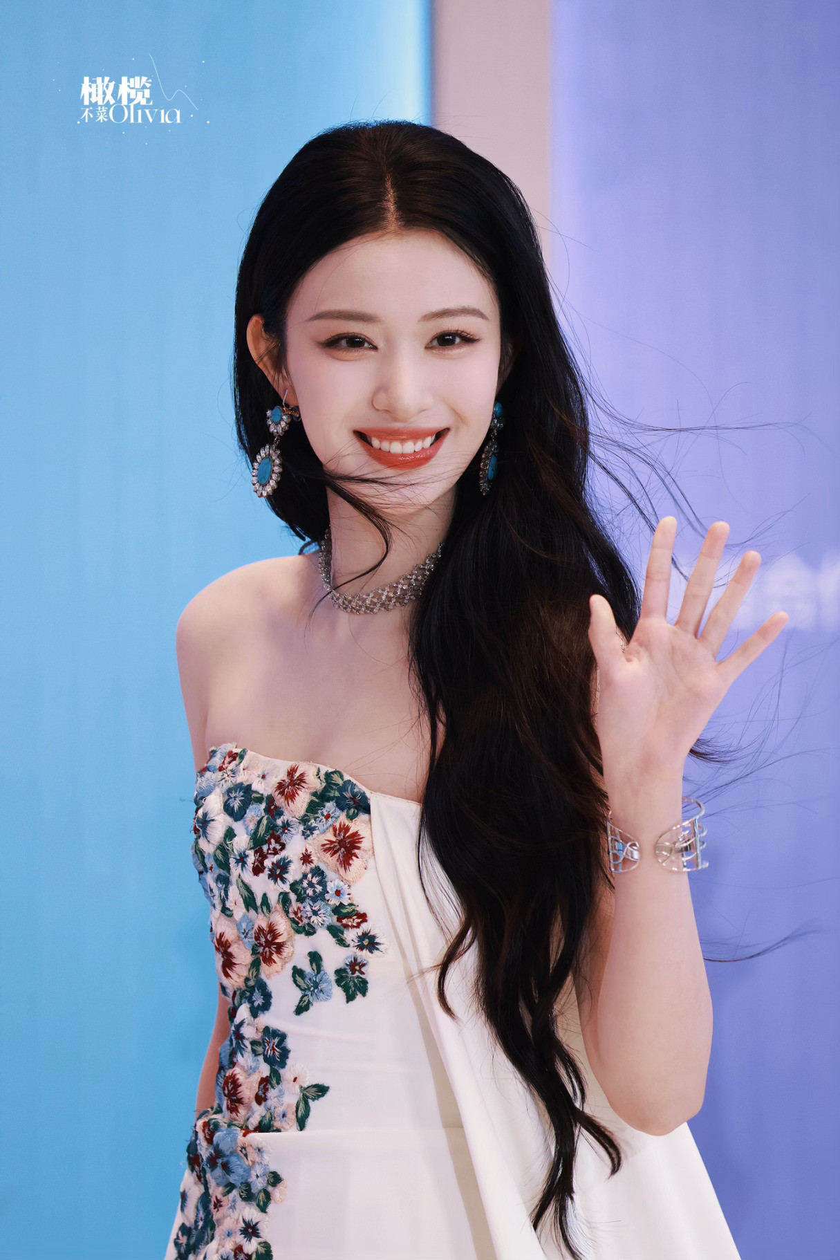 王楚然繁花缀白裙，清甜又灵动✨发丝轻扬时的粲然一笑，是揉进晚风里的温柔与明媚