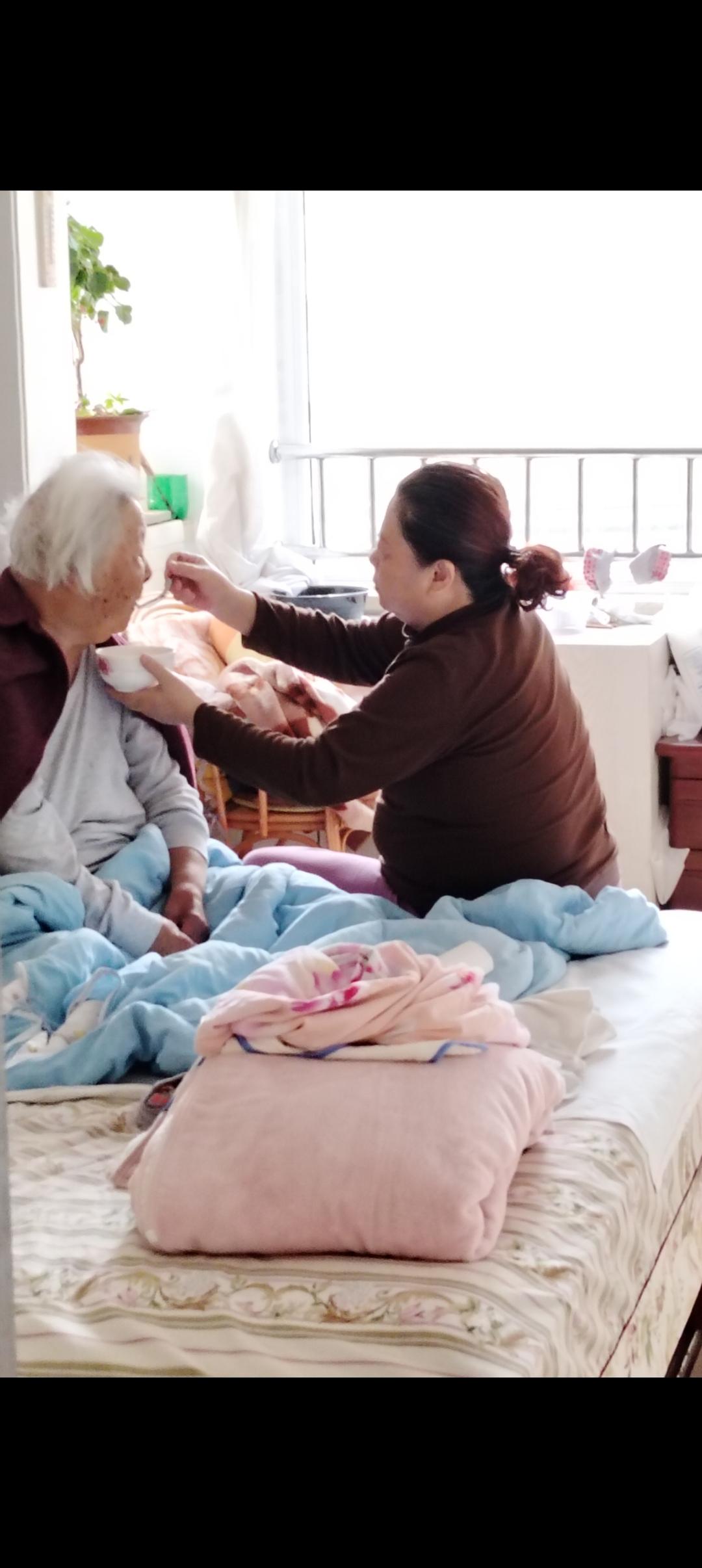 我丈母娘88岁了，2022年得了脑血栓后，右边身体半身不遂。吃喝靠女儿喂，拉尿靠