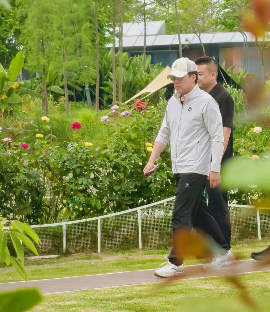 霍启刚穿凯乐石，霍震霆穿鲜红斐乐。两人站一块儿，一个素净一个扎眼。很多人第一反