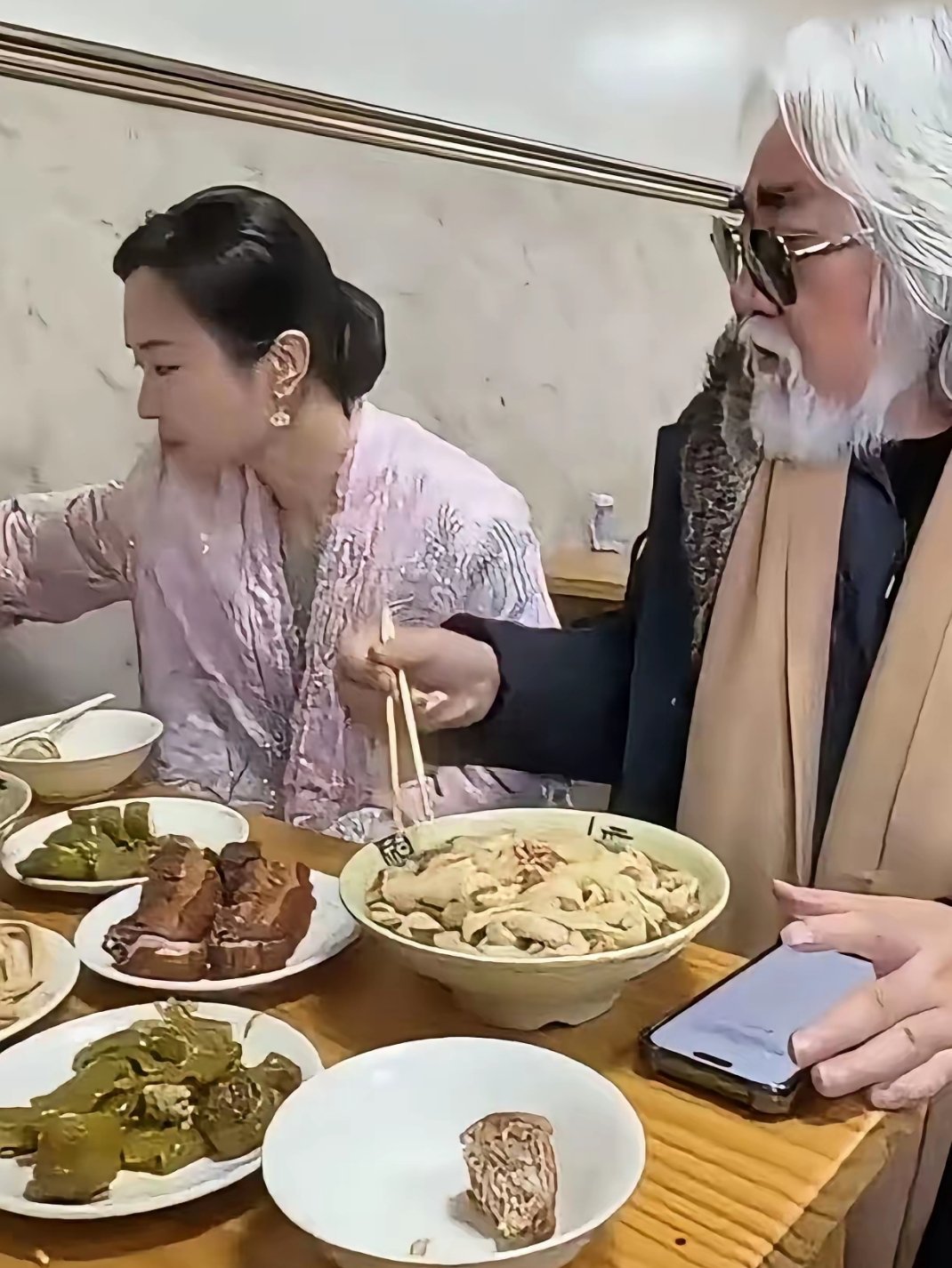 张纪中导演喜欢吃面条，碗量挺大，好像是一盘白切鸡，夫人杜星霖还帮掏了一勺酱。粗茶淡饭是老百姓的天，不