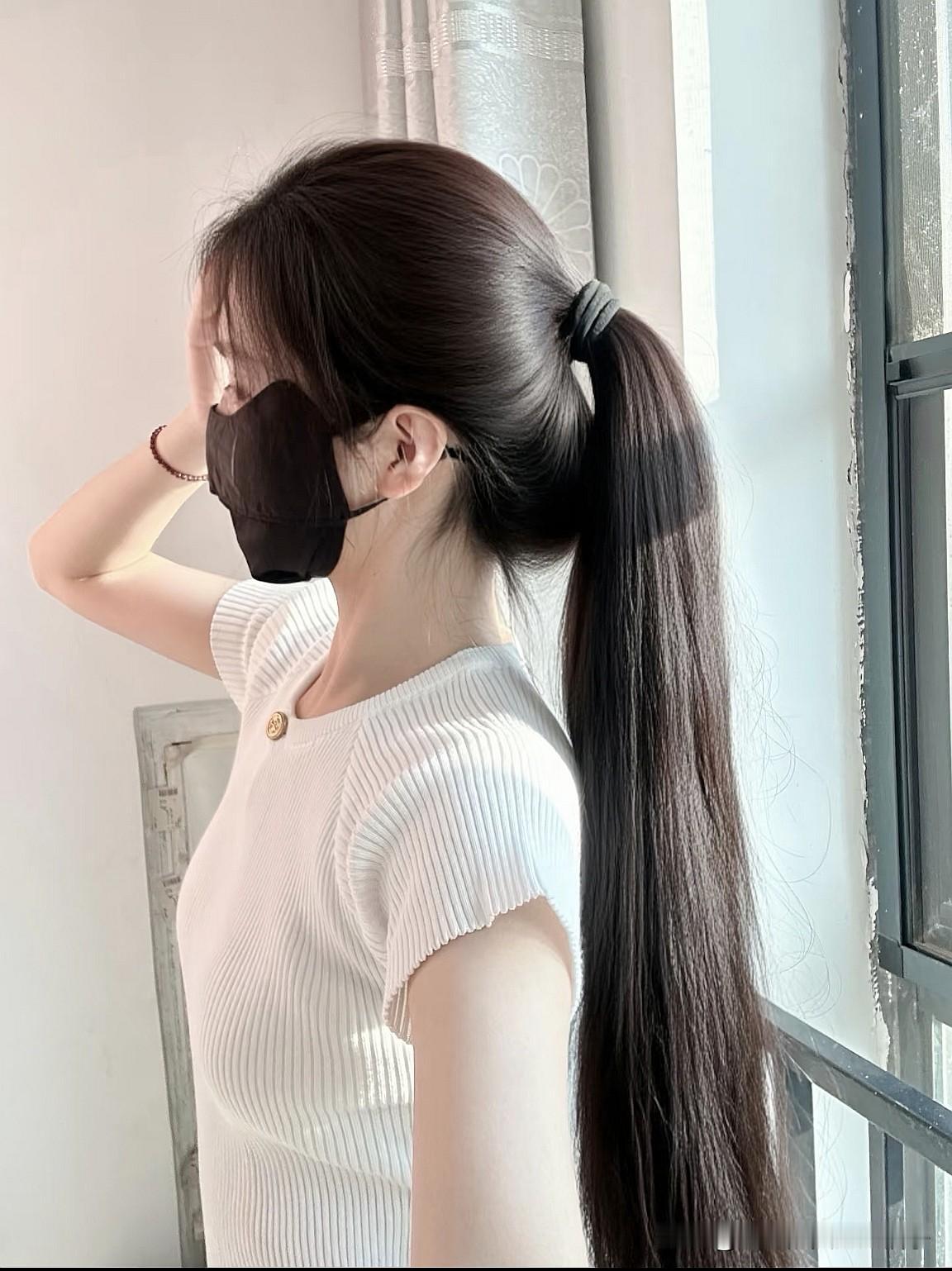 轻纱遮面，风姿绰约。