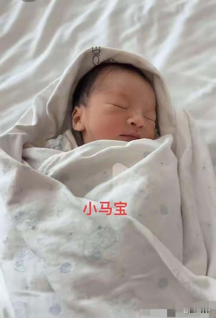 网传这个短视频是汪小菲跟马筱梅的“小七宝”刚生完就被拍发到了网上如果真