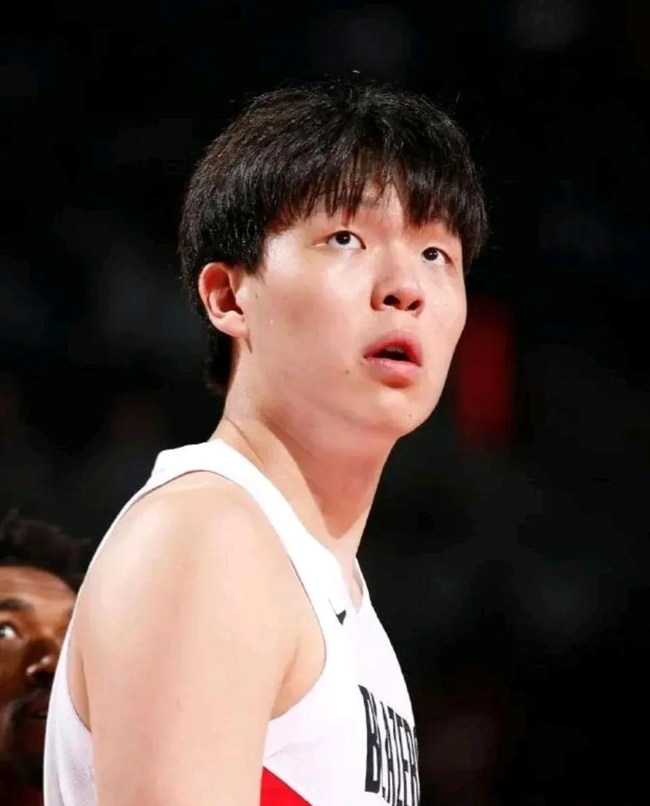 都说杨瀚森进攻强于竞争对手克林根，说克林根没有三分球能力，杨瀚森会像约基奇一样慢