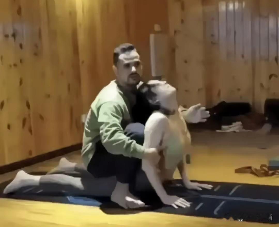 据说，在上海成都这样的大城市，高级瑜伽教练非常的抢手，大受女学员们的欢迎。要想