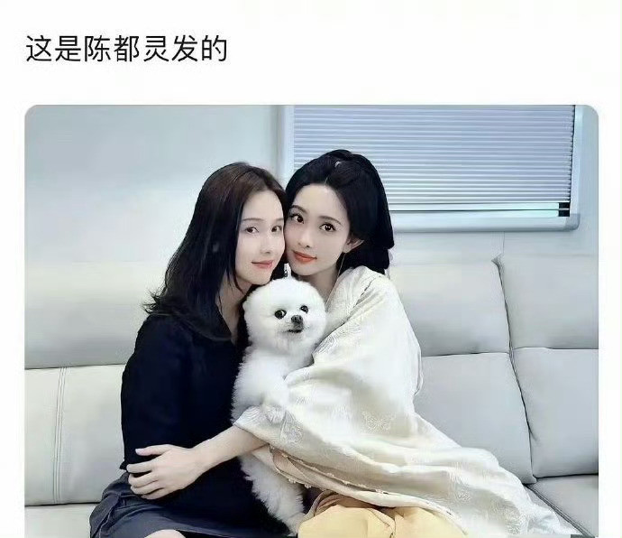 孟子义和陈都灵分别发的合照，一个主动一个被动