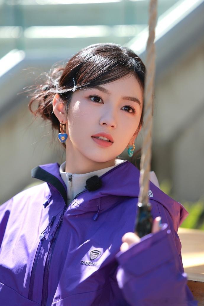 周也当上音乐总监了咱也子真的是个宝藏女孩！不仅能演好戏，还能当音乐总监统筹排练