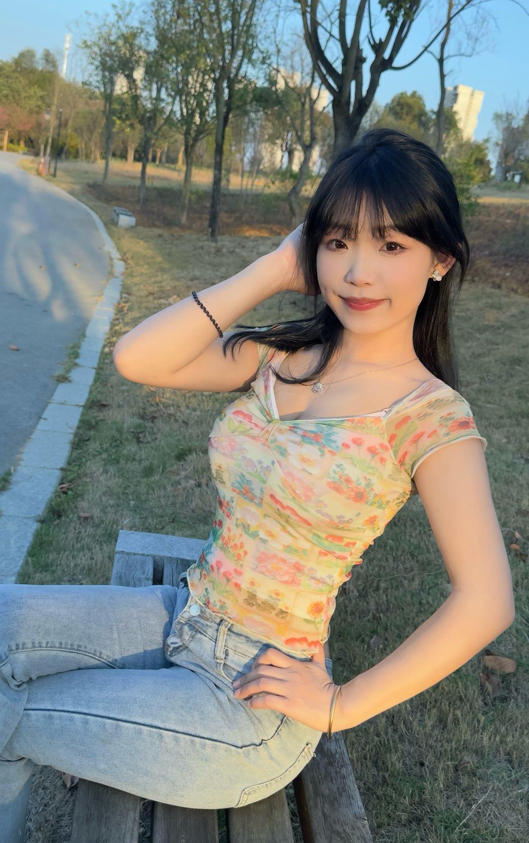 绿树阴中倚，笑语入林深。清新脱俗的女孩子是什么样子的呀温柔