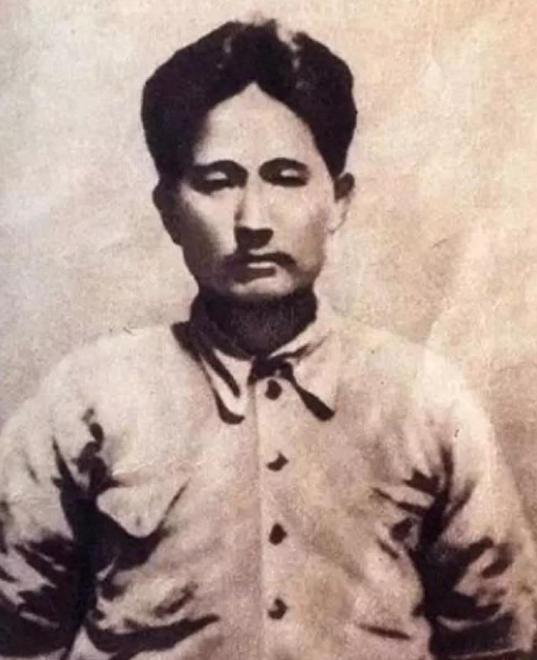 1935年，王耀武俘虏了一个红军师长，审讯时发现对方衣衫破烂不堪，浑身上下只有一