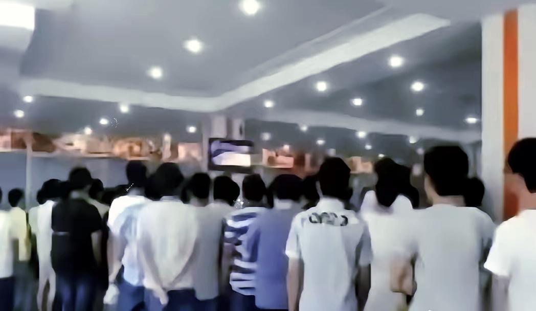 上周三，南京某高校四食堂。一个排了整整七分钟队的中国男生，看着突然强行挤进队伍前