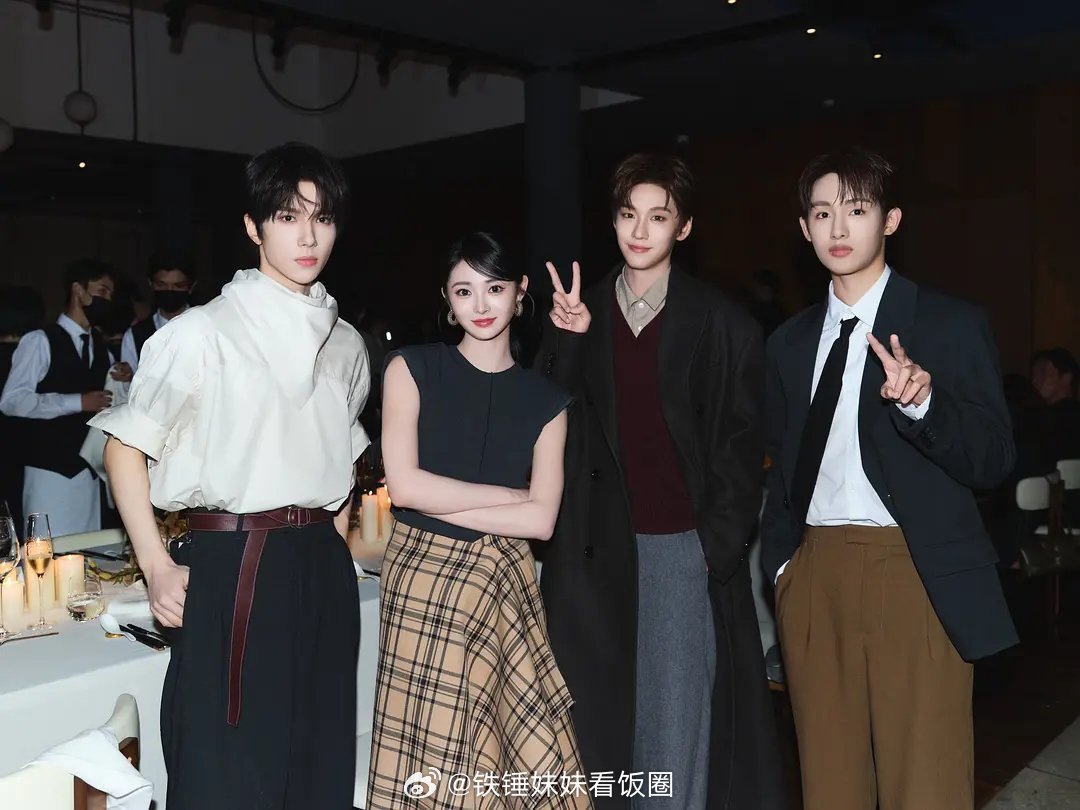 这个中间的小花🌸是谁啊？咋查无此人。。。