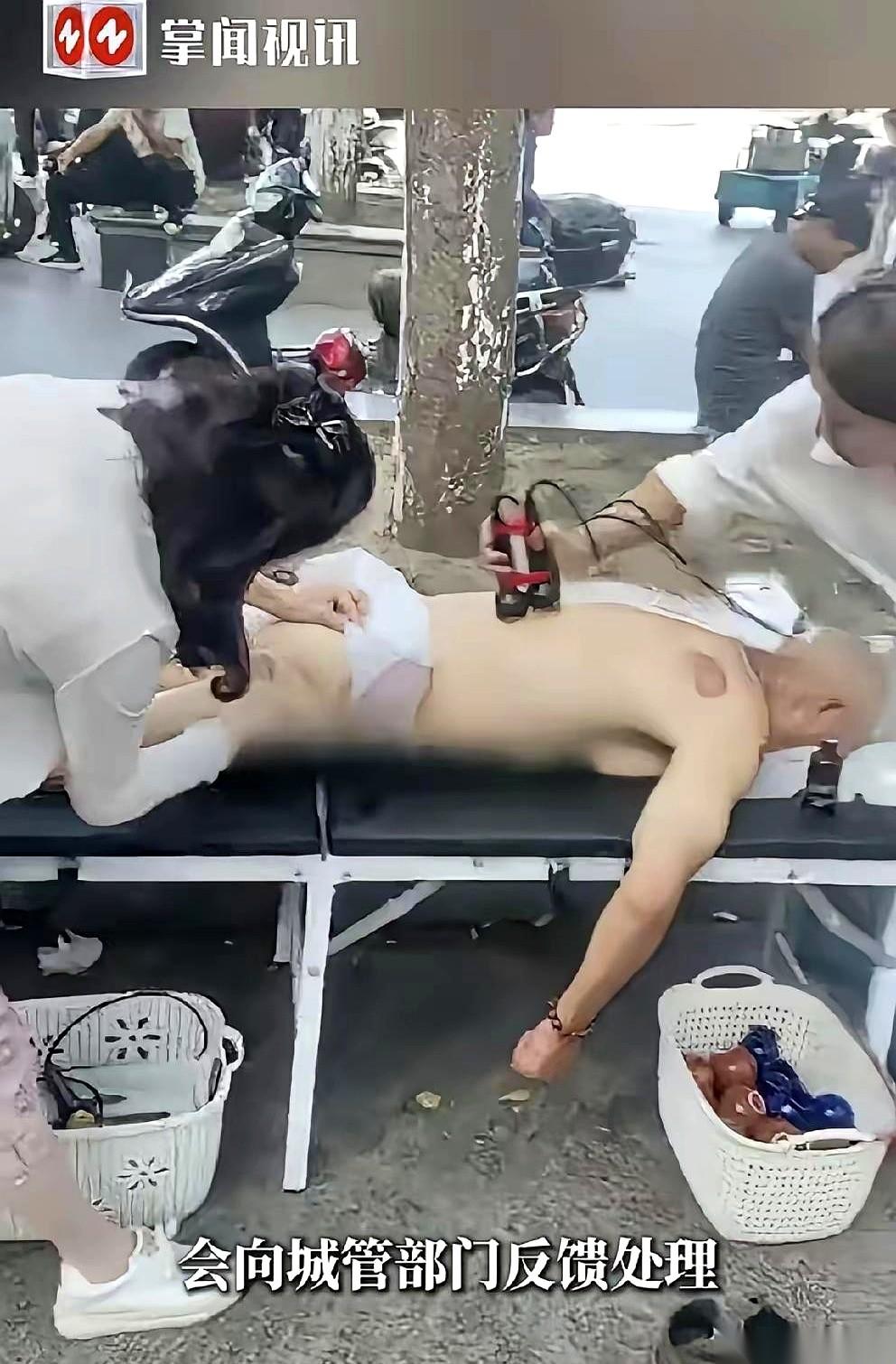 在浙江绍兴柯桥广场的石板路上，一个大爷脱得全身上下只剩一条裤衩，大喇喇地趴在一块