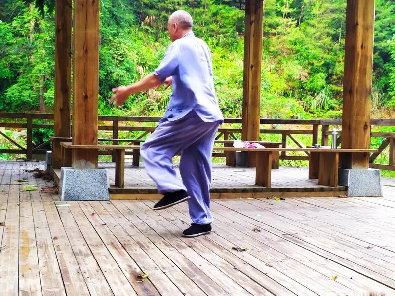 中医养生预防治疗感冒确实有一套。很多人一感冒就吃抗生素，其实这并非良策。就像分享