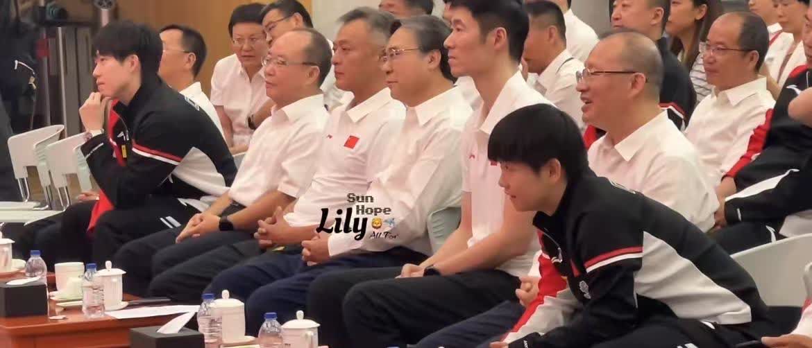 感觉王励勤比刘国梁还有官架子。我发现，王励勤上任以来，每次参加活动，教练和运动员