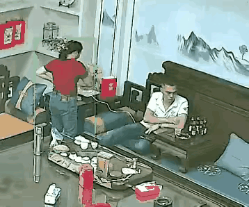 监控曝光！女子怒泼滚烫开水，男子瞬间惨叫。监控画面里的这一幕看得人后背发凉