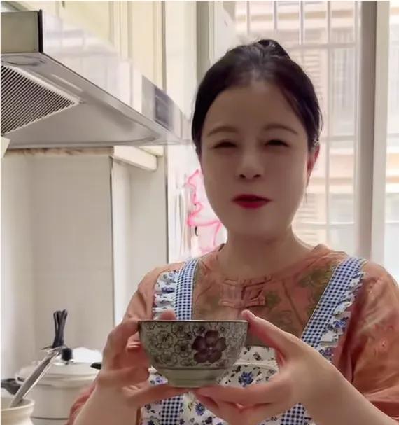 许妈姚爸一大早六点多去到九江当地的菜市场买菜！许妈说，老姚前几天差点中暑，给他