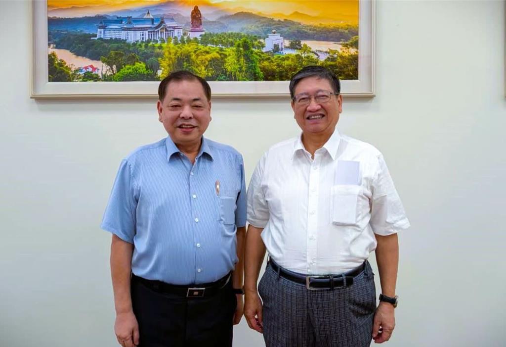 局势再乱兄弟同心！杨文科晒陈见贤合照曝8年情谊挺团结竹县、竹北蓝白合破局，新竹