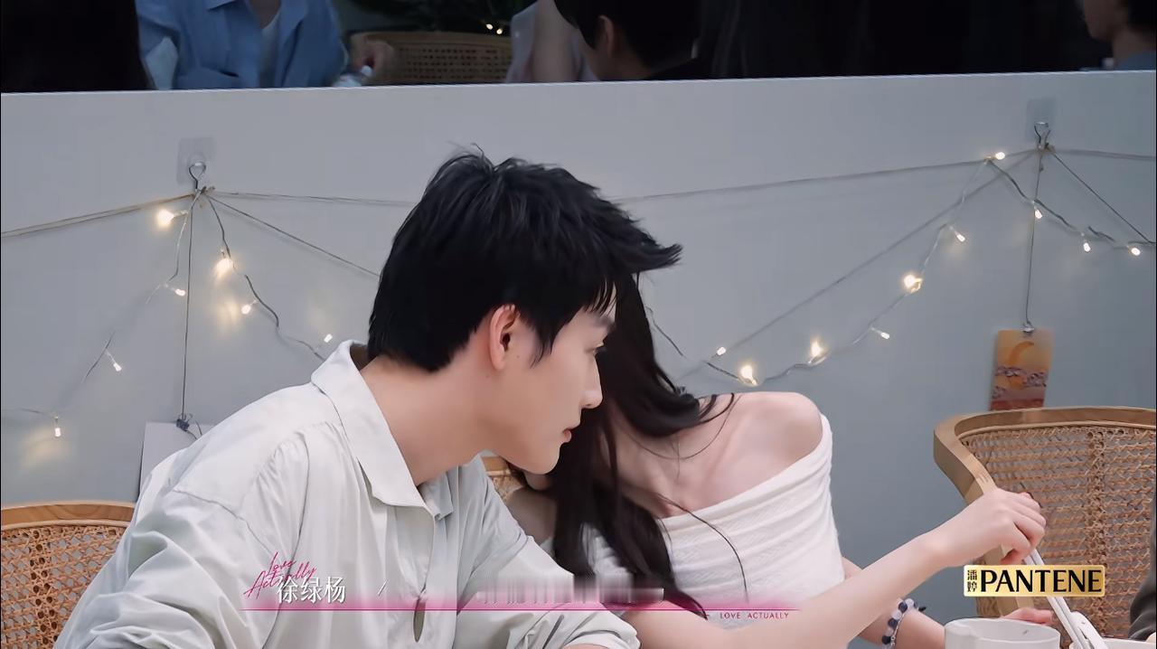 周佑凌就要崩了。柳柳和新嘉宾季雨“咬耳朵”这一幕，看得我好气。她问季雨：“你