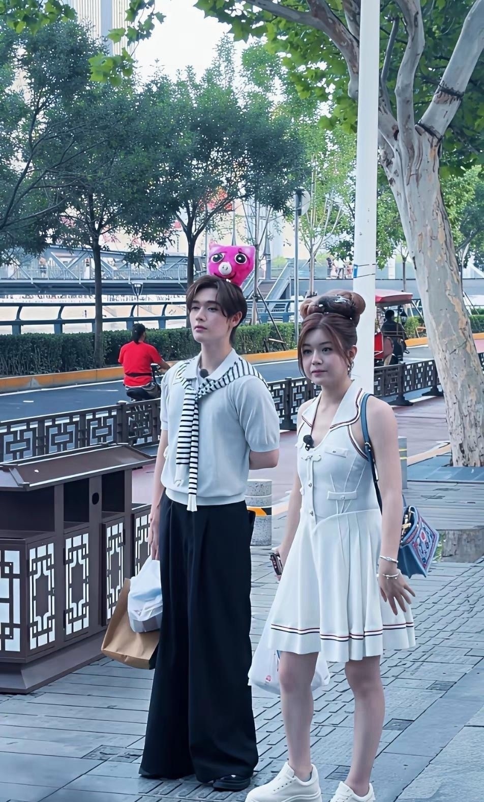 陈妍希，43岁了，从头到脚少女装扮，竟然一点也不违和，她白皙红润的肌肤真的堪比少