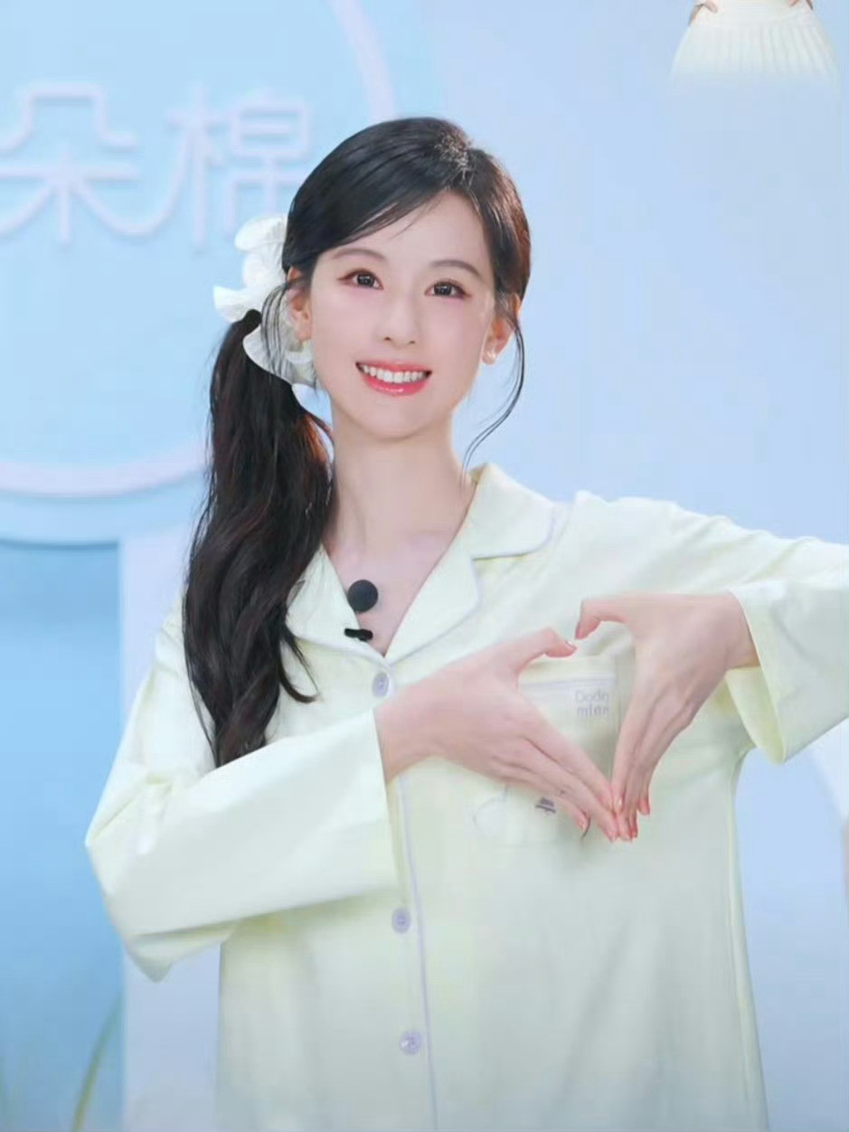 陈都灵后置反手自拍照陈都灵出片跟呼吸一样简单来👖追翘楚做人中翘楚