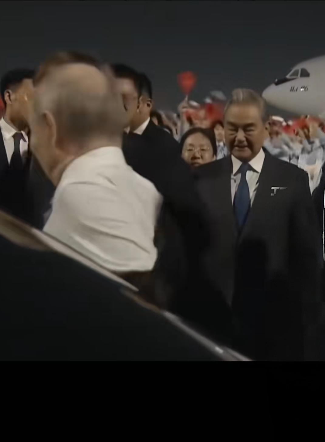 普京上车前脱去西装外套为什么普京来中国，多次见他上车前脱去外套，而并不是着急忙