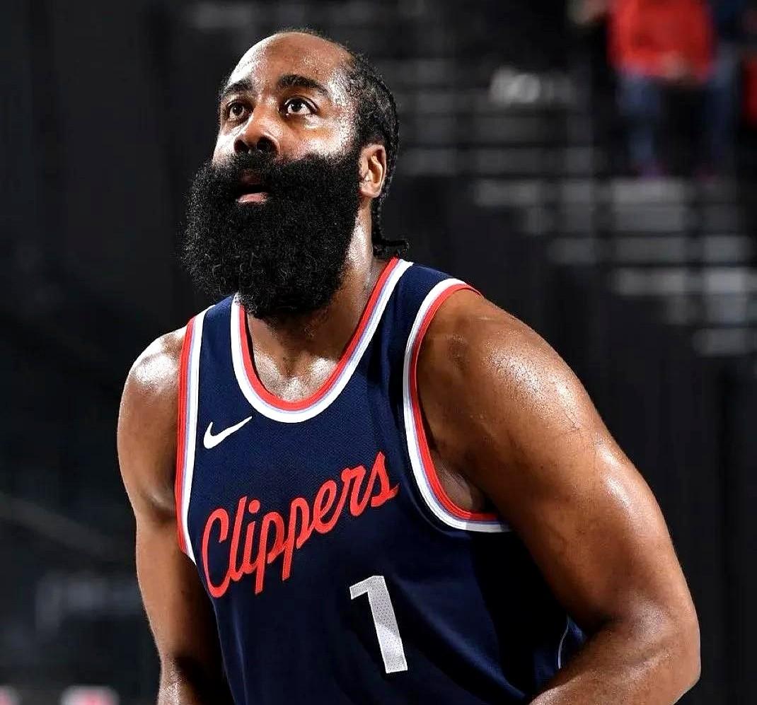 西部杯赛8强名额有新动态了！湖人早就锁定一个，雷霆、掘金基本稳，但得先赢对手。