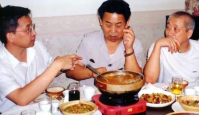 90年代，陈赓三子陈知庶、许光达独子许延清、陈赓次子陈知建三人就餐时的一幕。 