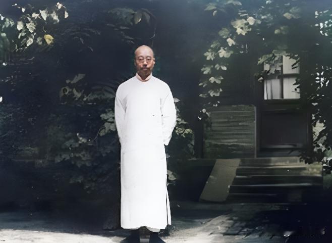 1967年5月6日，周作人下地小解时，突然猝死。他死后，被家属销户，骨灰盒也不认