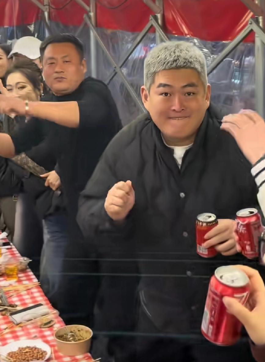 赵本山教育儿子很成功，赵大牛真不错，真接地气，这么富的富二代，与赵家班赵本山的徒