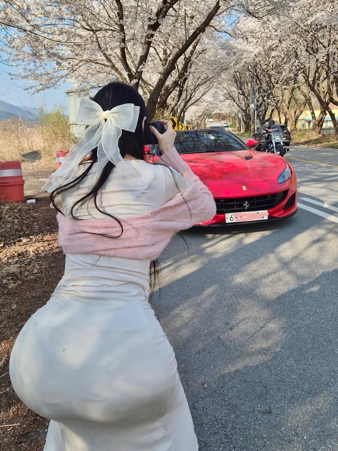 虽然现在拍车的门槛越来越低了，但这个摄影老师看着就很专业，有她在一定能出片！