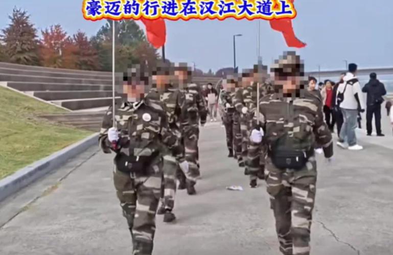 中国暴走队已经走出国门走向世界了！近日韩国首尔汉江公园突然出现一支100名中国大