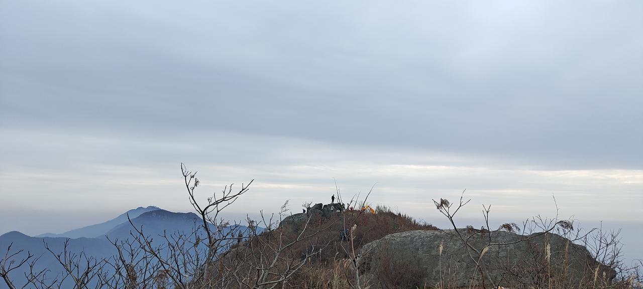 双峰山美人谷如今已成武汉亲子游的热门去处。这座曾冷清的山谷，因交通便利与自然野趣