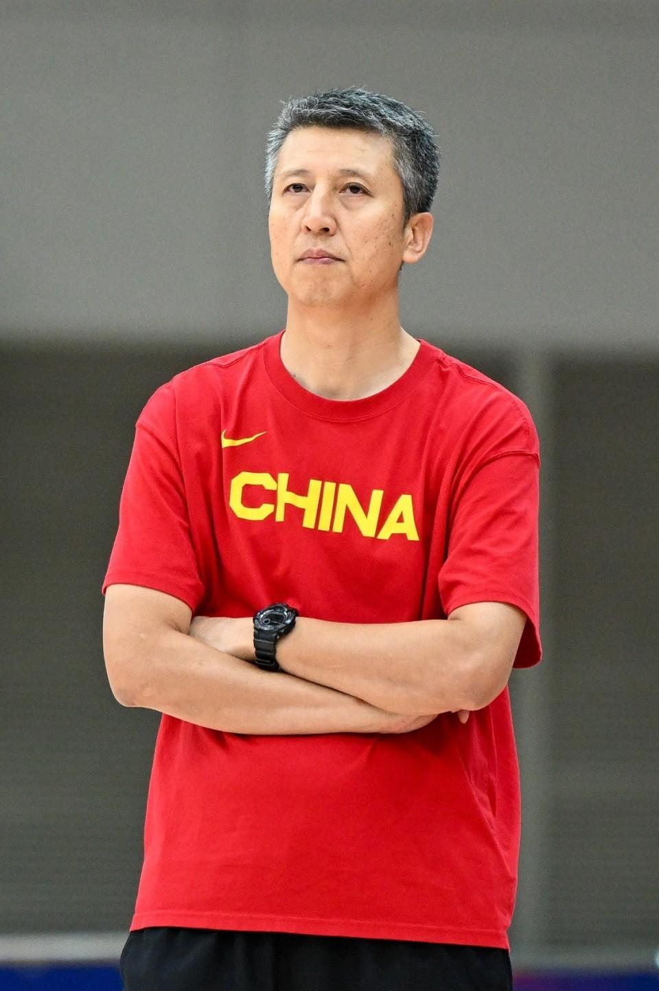 中国男篮再爆猛料！郭士强评价反转，朱芳雨一番话引爆球迷争论！一个来自篮球评论