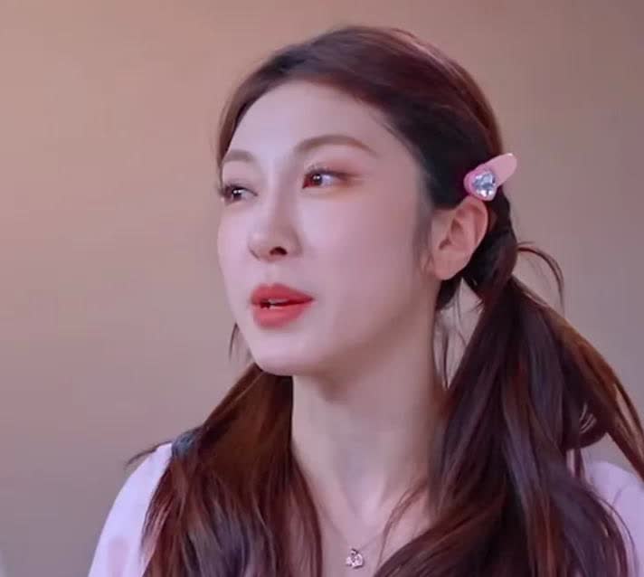 表面是张小婉团，实际上是张小婉团的宋妍霏团。张小婉五公终于当上了队长，连她本