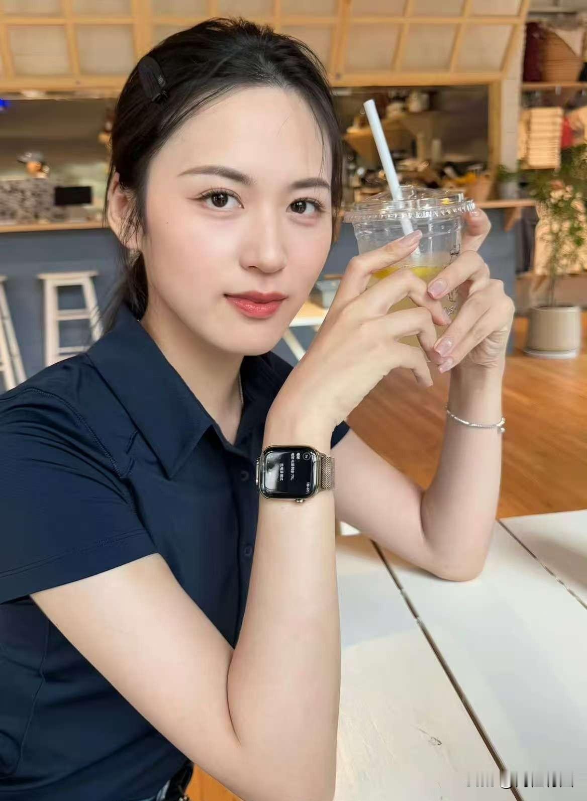 咖啡厅的女服务员