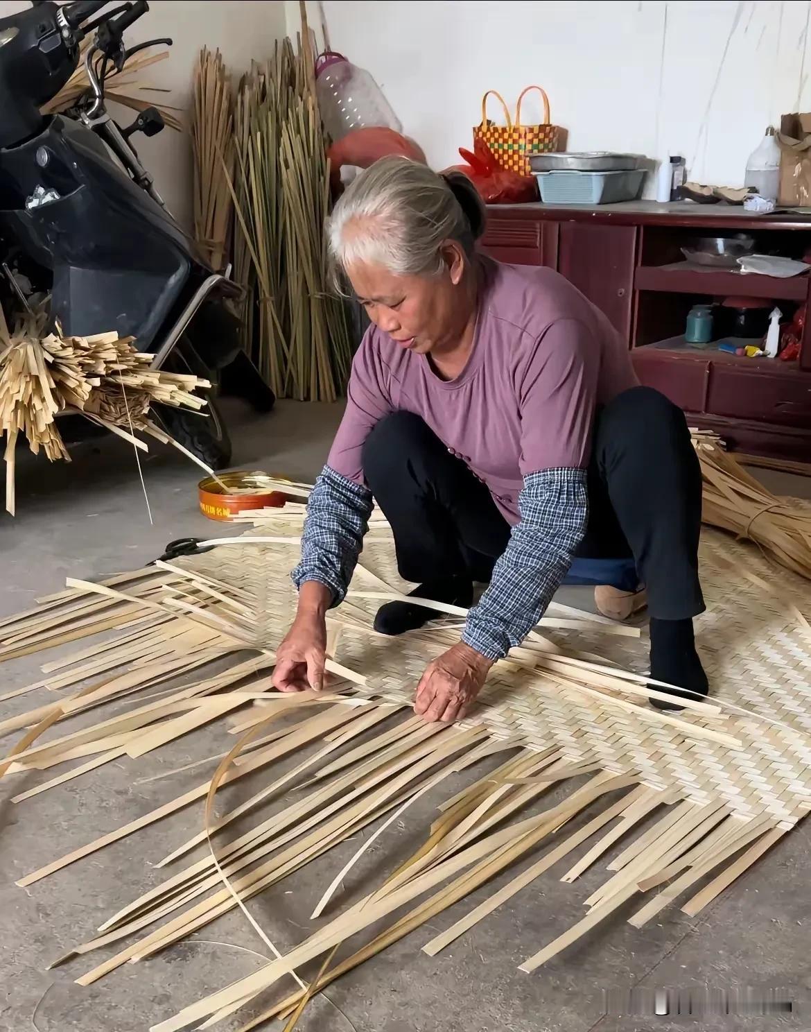 我实在理解不了我婆婆！​我婆婆今年59岁，家里有3栋房子，她身体也不是特别好（