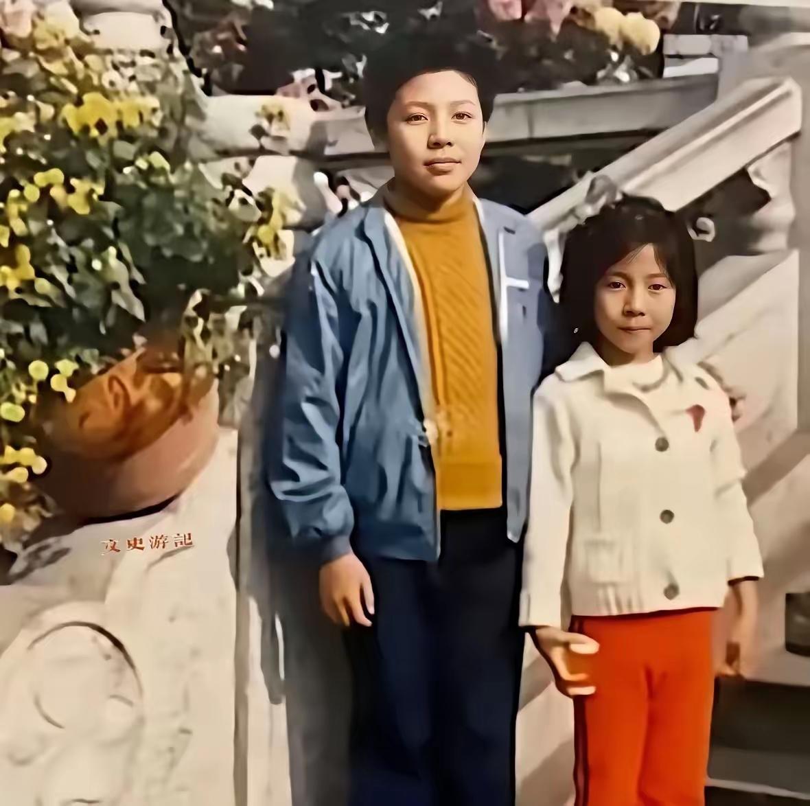 这张老照片的小男孩，火遍大江南北，长相变化不大，你能认出是哪位明星吗？