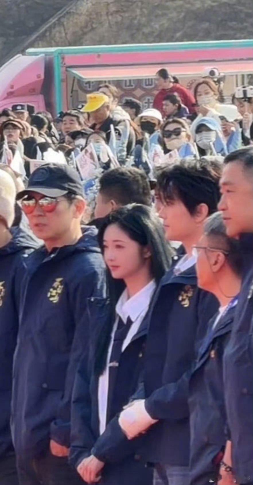 杨洋《不让江山》开机路透，生图届最严厉的父亲左手好像在武训的时候受伤了