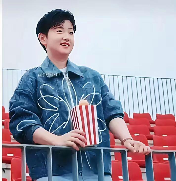 跟模特比啥呀！莎莎那股劲儿，模特哪有！阳光得晃眼，看着就舒服干净，那些高冷模特可