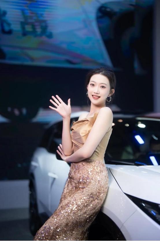 “美女”也越来越不值钱了！成都车展以前一个模特至少1500一天起，现在已经出现三