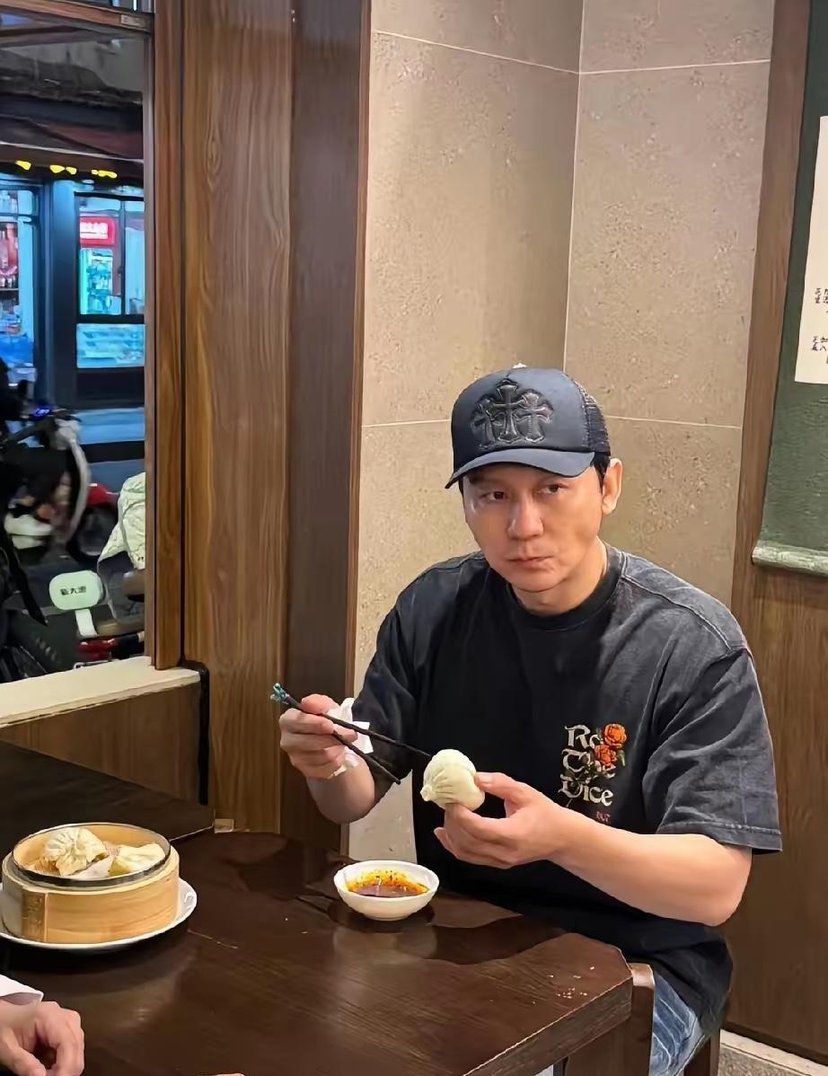网友在上海偶遇吃包子的李晨：镜头中47岁的李晨衣着休闲，胖瘦合度，皮肤白皙，眉