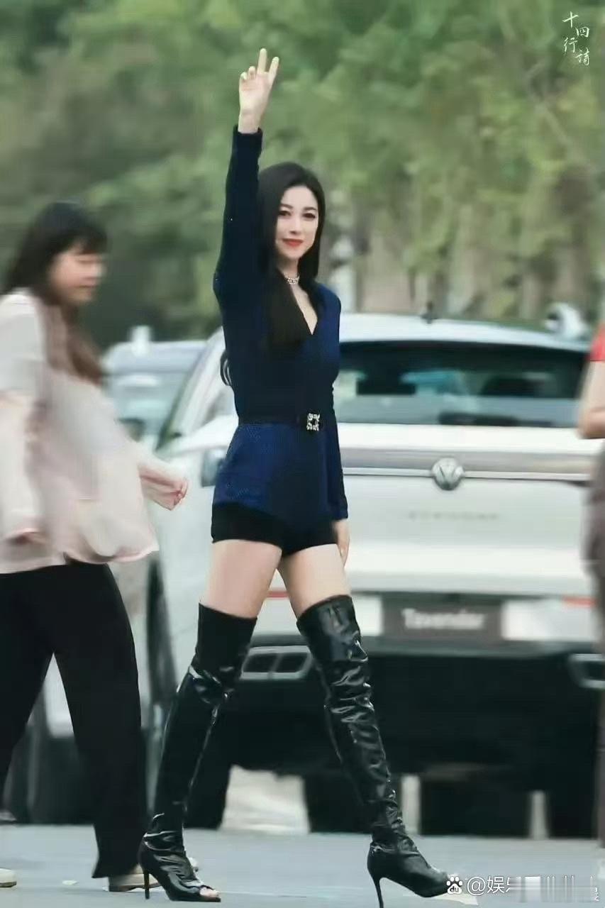 朱珠这双鞋子太吸睛！造型独特到让人眼前一亮，果然是第一次见，时尚脑洞太绝～​​