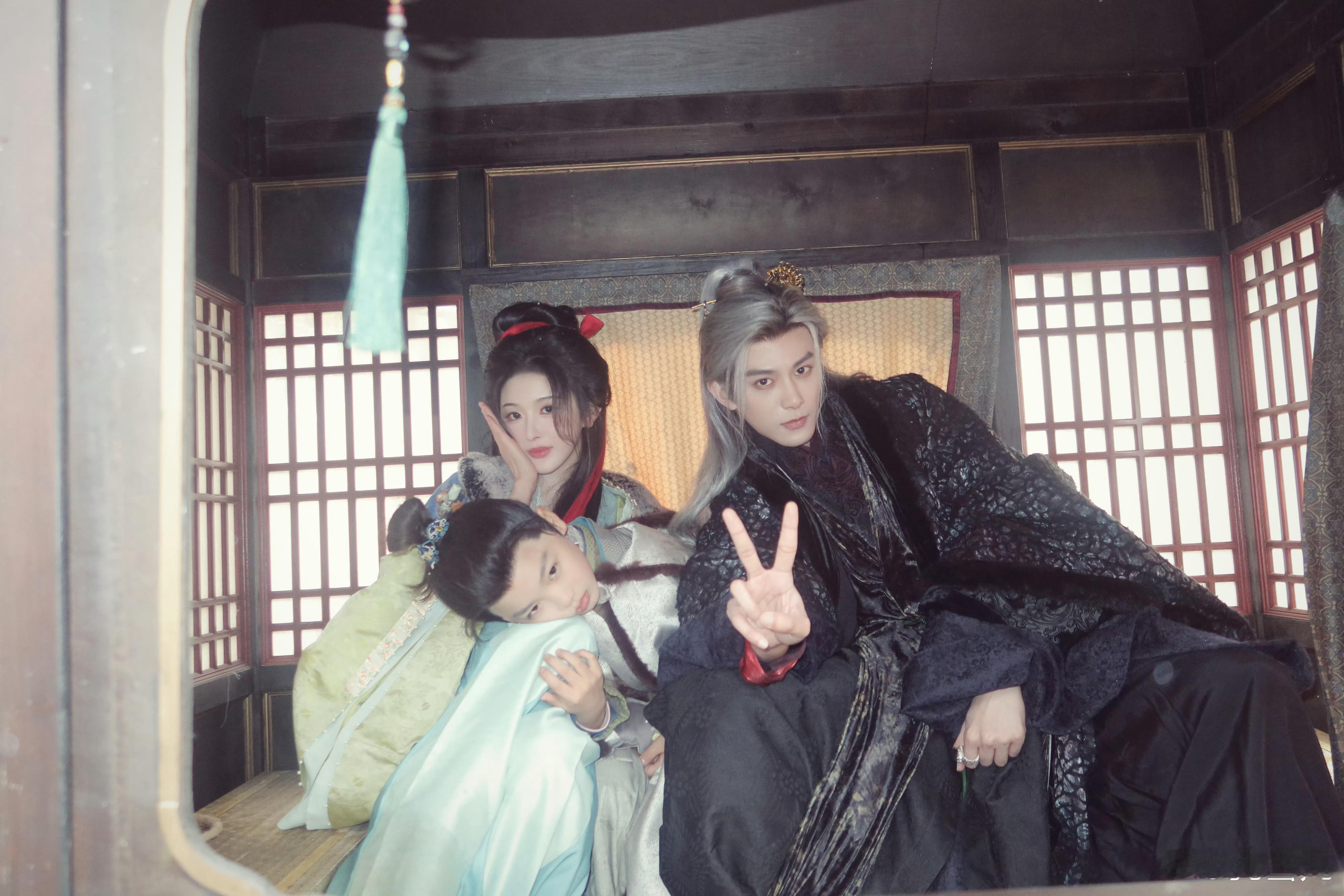 宝儿这个cp粉头子又发力了哈哈哈哈哈哈哈哈这个家没你不行！！俞宝儿吴佳峻请客将门